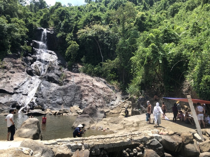 Người dân tìm về tắm thác những ngày hè oi nắng