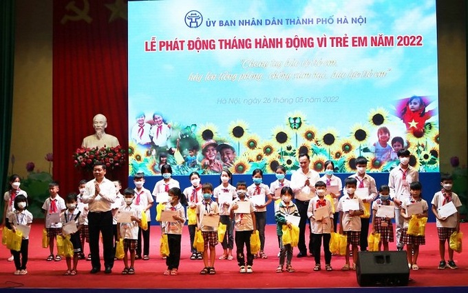 Lãnh đạo TP. Hà Nội tặng quà cho các trẻ em có hoàn cảnh khó khăn trong Lễ phát động Tháng hành động vì trẻ em năm 2022.