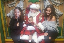 Siêu mẫu áo tắm bế con đi gặp Ông già Noel