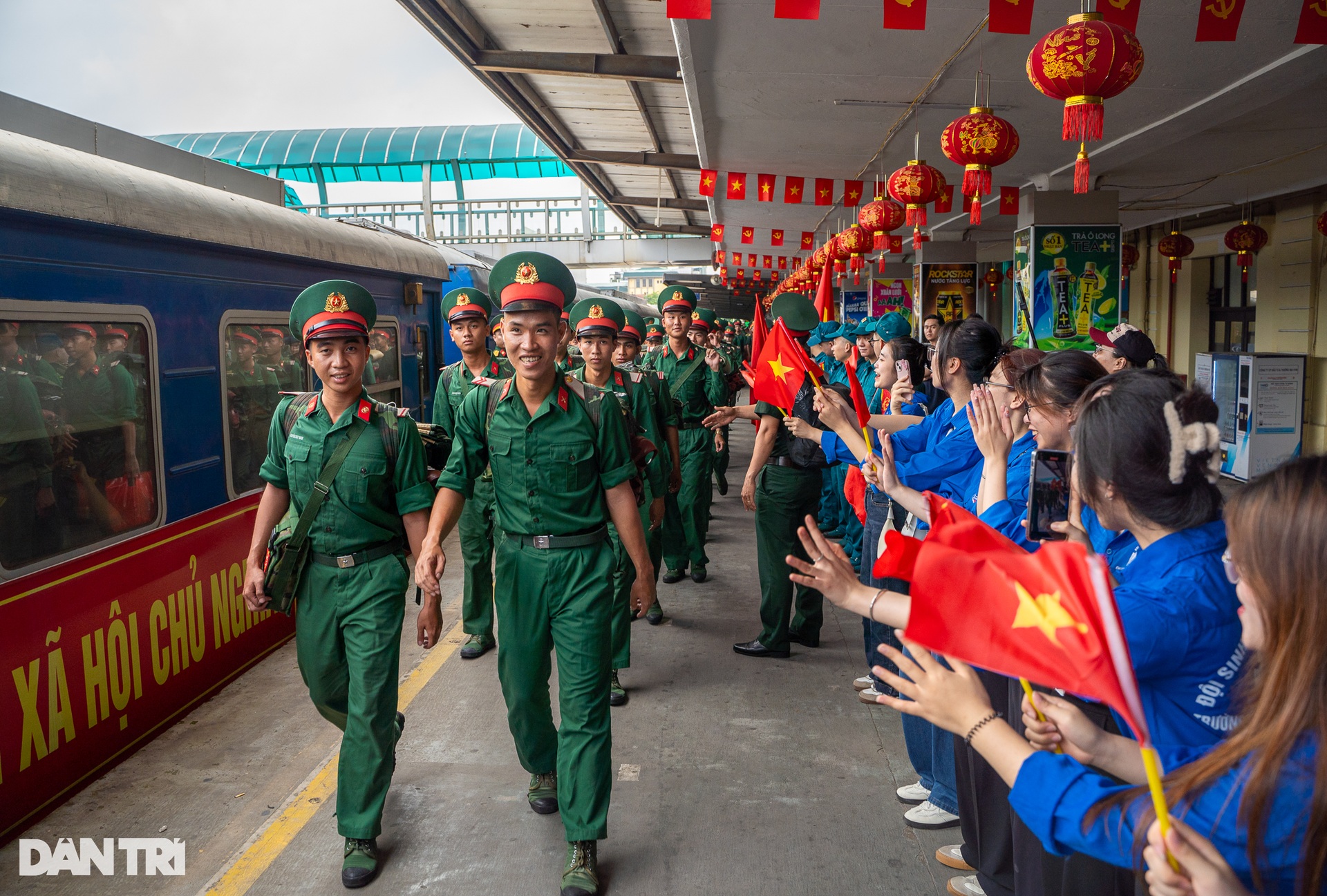 Các khối diễu binh miền Nam rạng rỡ khi tàu tới Ga Hà Nội - 2 Các khối diễu binh miền Nam rạng rỡ khi tàu tới Ga Hà Nội - 2
