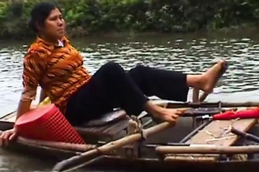 Khách Tây thích thú với những cô gái chèo thuyền bằng chân ở Tràng An Ninh Bình