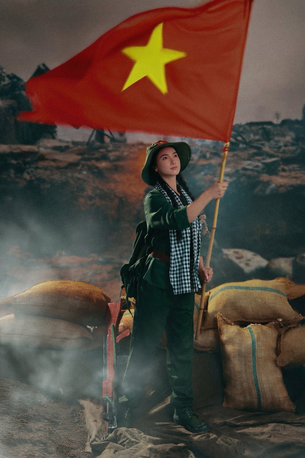 Á khôi người Dao gây sốt với bộ ảnh lấy cảm hứng từ “Mưa đỏ” - 5 Á khôi người Dao gây sốt với bộ ảnh lấy cảm hứng từ “Mưa đỏ” - 5