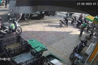 Gã trai chém tới tấp Trung tá công an, truy sát 2 bảo vệ dân phố