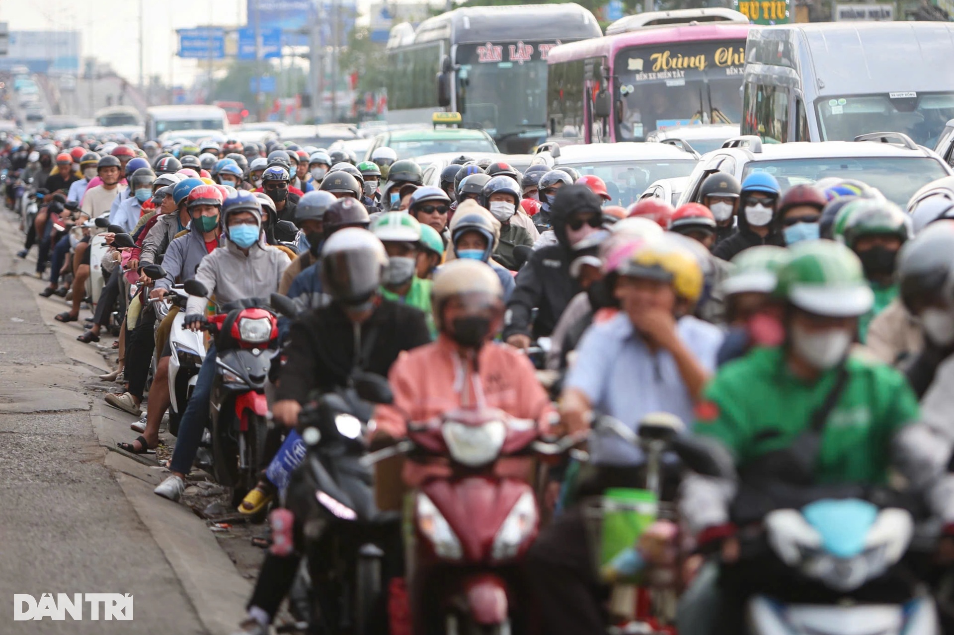 Người dân đợi hơn 5 tiếng vẫn chưa qua được phà Cát Lái để trở lại TPHCM - 13 Người dân đợi hơn 5 tiếng vẫn chưa qua được phà Cát Lái để trở lại TPHCM - 13