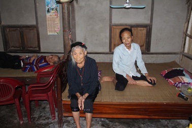 Mẹ già 85 tuổi còng lưng nuôi chồng, con bệnh nặng