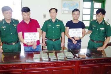 Bắt giữ 2 đối tượng vận chuyển 10 bánh heroin