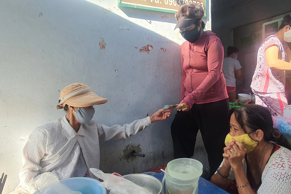 Cụ bà bán bánh ướt 1.000 đồng cho lao động nghèo, hòa vốn là vui rồi - 5 Cụ bà bán bánh ướt 1.000 đồng cho lao động nghèo, hòa vốn là vui rồi - 5