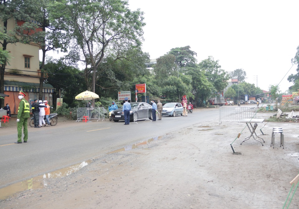 Hà Nội: Cảnh kiểm tra thân nhiệt người ra vào ở cửa ngõ phía tây thành phố - 1 Hà Nội: Cảnh kiểm tra thân nhiệt người ra vào ở cửa ngõ phía tây thành phố - 1