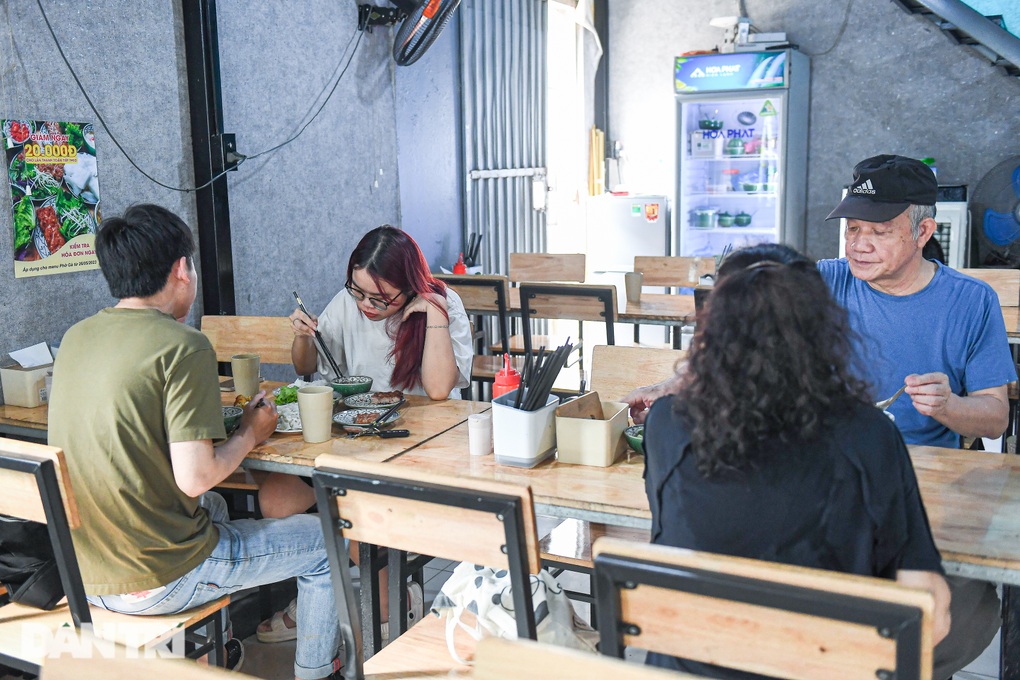 Bún chả chỉ một miếng chả giá 40.000 đồng ở Hà Nội, ngày bán 400 suất - 8