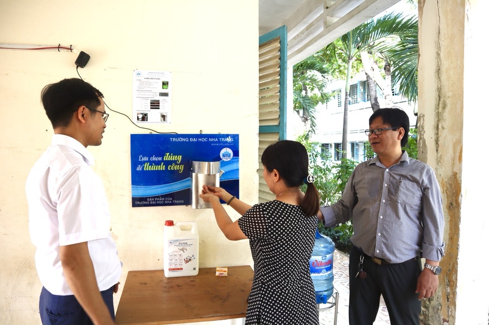 ĐH Nha Trang tặng máy rửa tay sát khuẩn tự động cho nhiều trường phổ thông - 1 ĐH Nha Trang tặng máy rửa tay sát khuẩn tự động cho nhiều trường phổ thông - 1