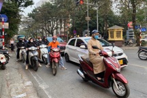 Phạt vượt đèn đỏ 6 triệu đồng, chị em rón rén để không "bay" tháng lương