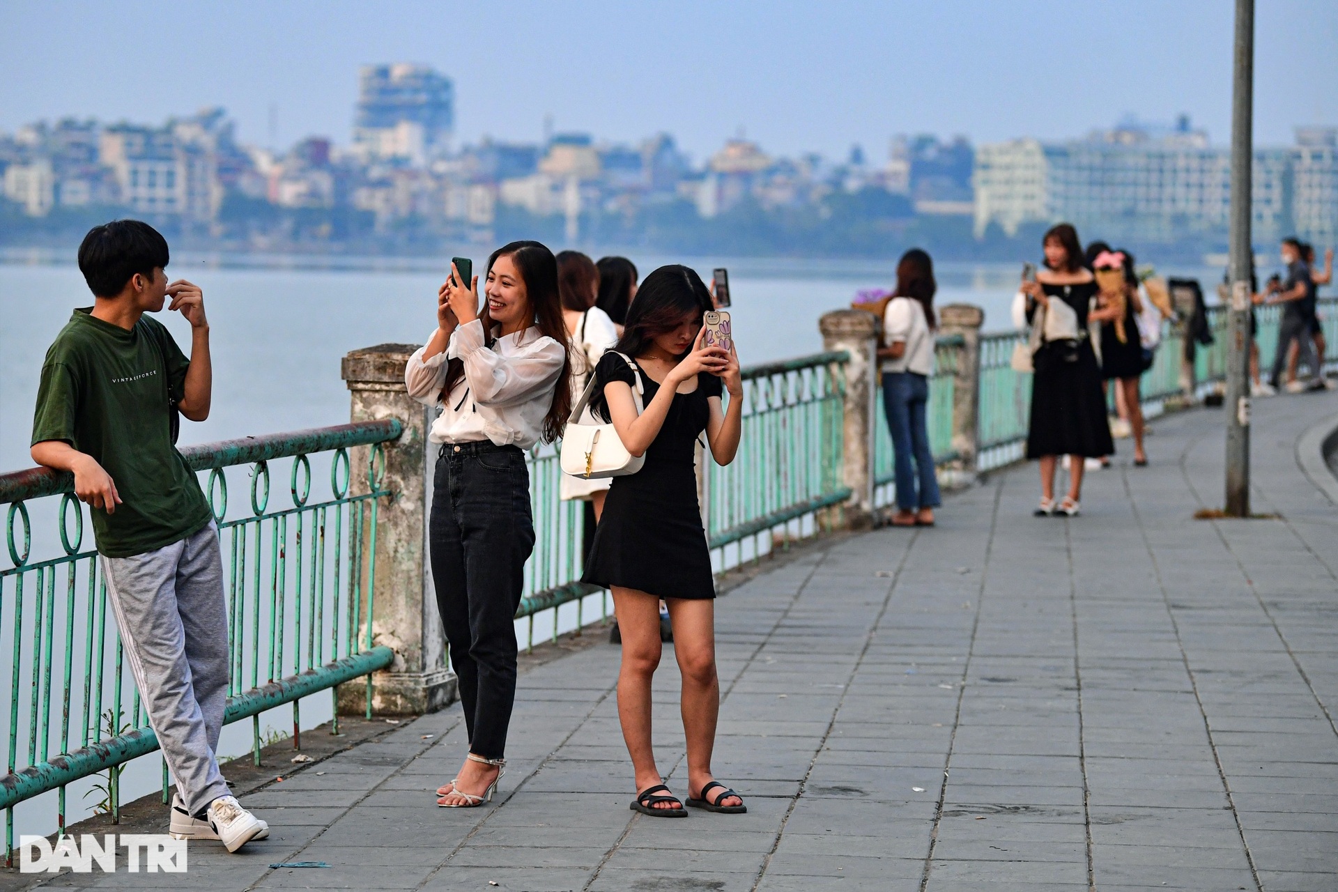 Hà Nội thay mới lan can hồ Tây, góc biểu tượng Khuê Văn Các được giữ nguyên - 9 Hà Nội thay mới lan can hồ Tây, góc biểu tượng Khuê Văn Các được giữ nguyên - 9