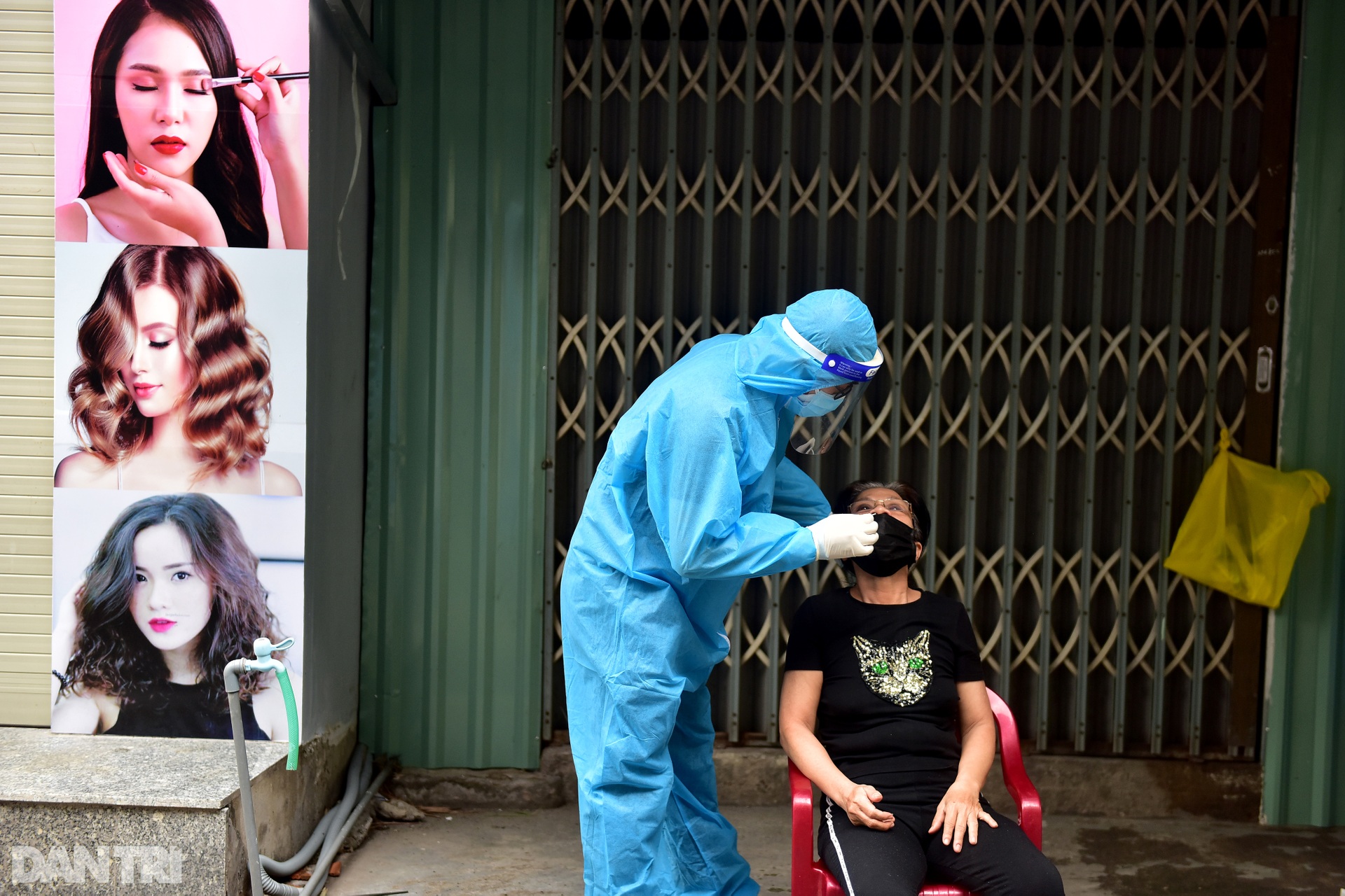 Chiến sĩ Quân y hướng dẫn người dân TPHCM làm test nhanh tại nhà - 13 Chiến sĩ Quân y hướng dẫn người dân TPHCM làm test nhanh tại nhà - 13