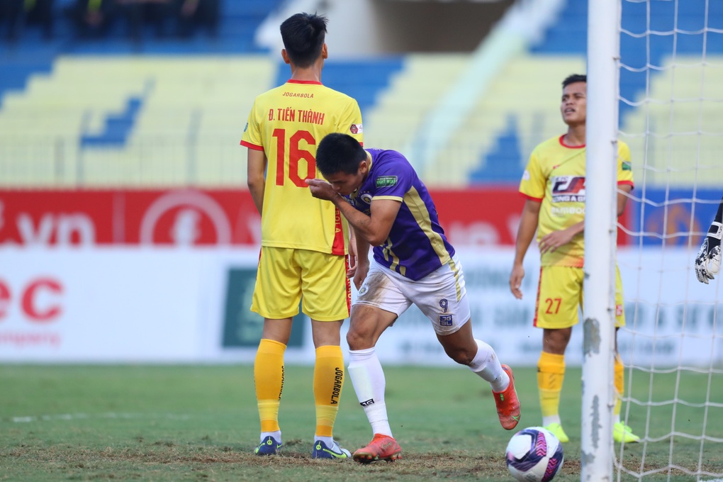 CLB Hà Nội đánh rơi điểm ở Thanh Hóa, cuộc đua vô địch V-League vẫn hấp dẫn - 3 CLB Hà Nội đánh rơi điểm ở Thanh Hóa, cuộc đua vô địch V-League vẫn hấp dẫn - 3