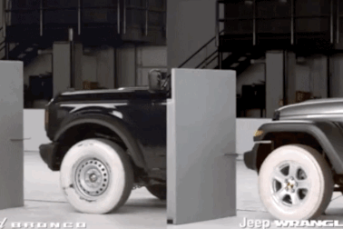 "Mục sở thị" bài thử nghiệm va chạm của các chiến binh off-road