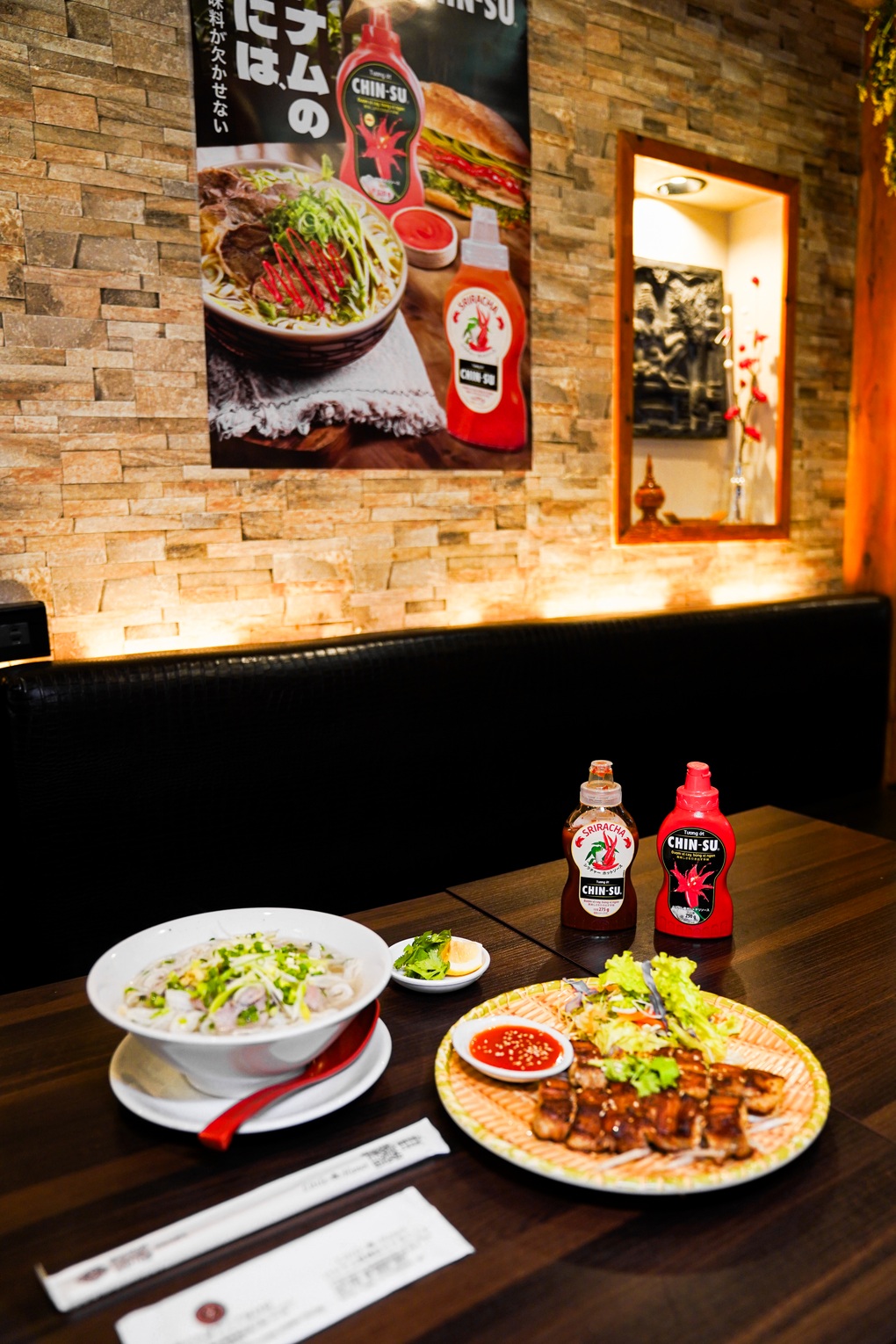 យុវវ័យជប៉ុនច្នៃប្រឌិតផ្សំទឹកម្ទេស Chin-su ជាមួយមុខម្ហូបជាច្រើន - ៣ Giới trẻ Nhật sáng tạo cách kết hợp tương ớt Chin-su với nhiều món ăn - 3