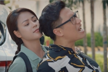 Hài hước cảnh Việt Anh bị gái xinh bẻ tay, quật ngã giữa đường