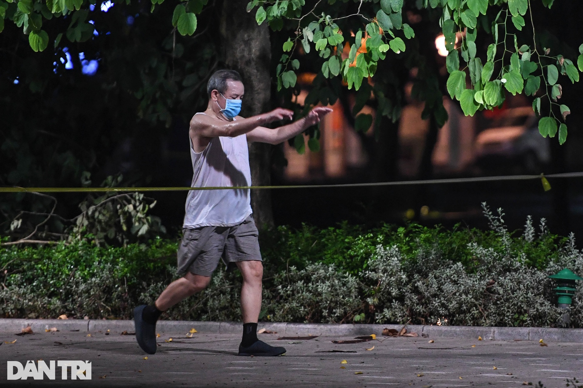 Phớt lờ quy định phòng dịch, người dân đổ ra hồ Gươm tập thể dục sáng - 3 Phớt lờ quy định phòng dịch, người dân đổ ra hồ Gươm tập thể dục sáng - 3