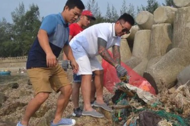 Quảng Ngãi:  Ca sĩ Tuấn Hưng cùng tham gia nhặt rác trên đảo Lý Sơn