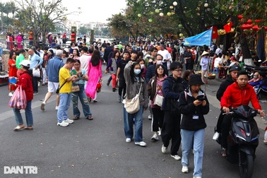 Phố cổ Hội An chật như nêm trong ngày Tết