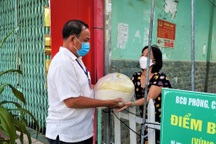 Cán bộ kéo xe ba gác đi từng ngõ, gõ cửa từng nhà trao gạo tới người dân