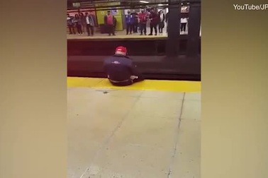 Cảm động khoảnh khắc người bảo vệ ga tàu cứu sống người đàn ông tự tử