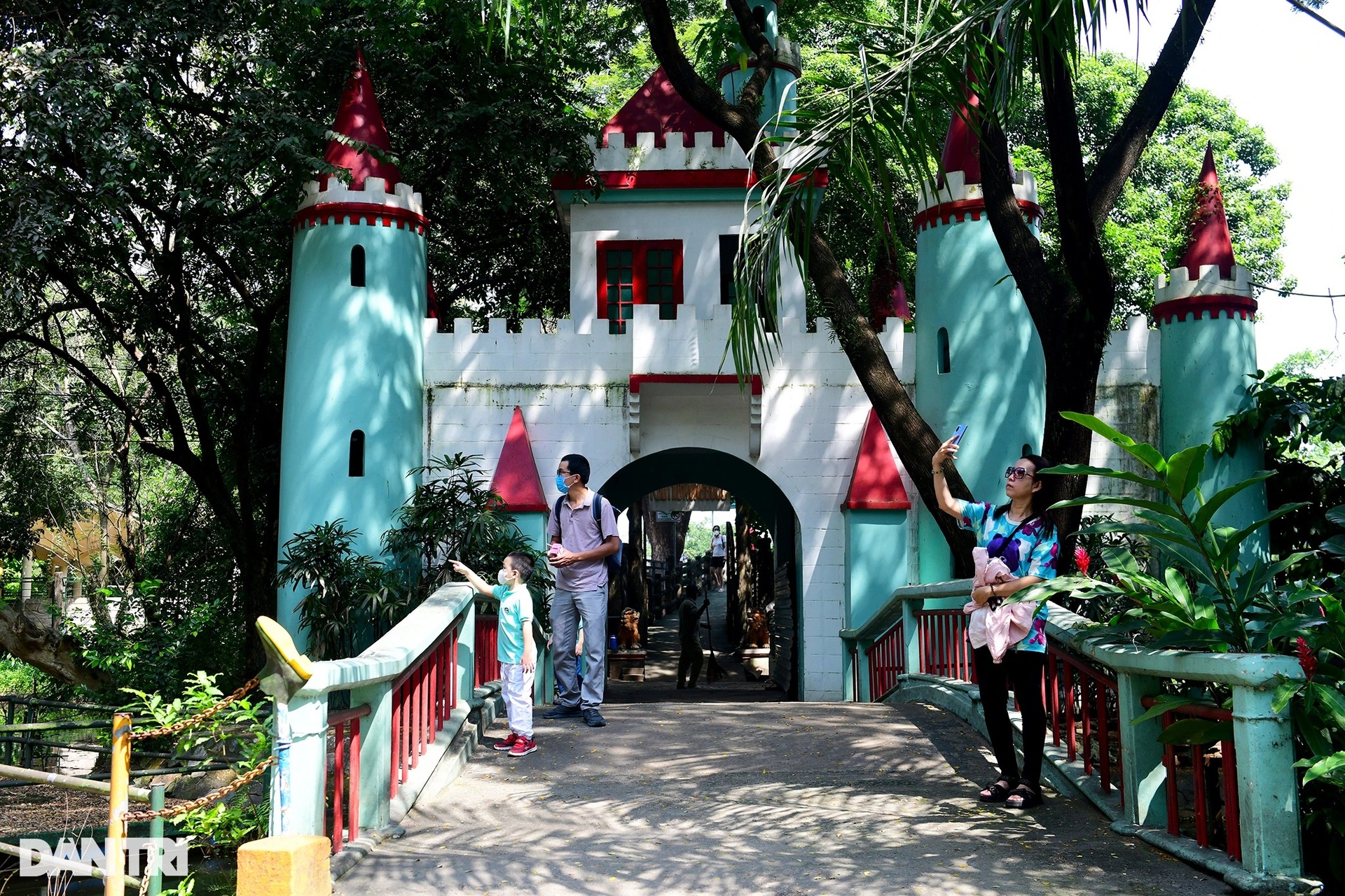 Thảo cầm viên Sài Gòn mở cửa, người dân đổ xô đưa con em đến vui chơi - 16 Thảo cầm viên Sài Gòn mở cửa, người dân đổ xô đưa con em đến vui chơi - 16