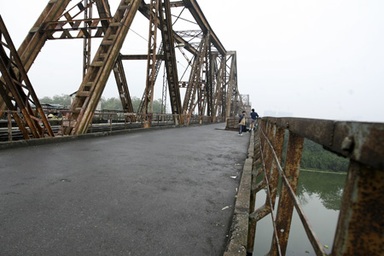 Những “vết thương” khó giấu của cầu Long Biên