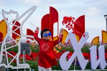 Mẫu nhí xúng xính áo dài, khăn đóng tạo dáng "ngầu" đón năm mới