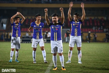 Quang Hải nói lời chia tay xúc động ở trận đấu cuối cùng tại Hàng Đẫy