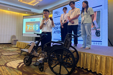 Biến xe lăn thường thành xe lăn điện, nhóm sinh viên đoạt giải khởi nghiệp