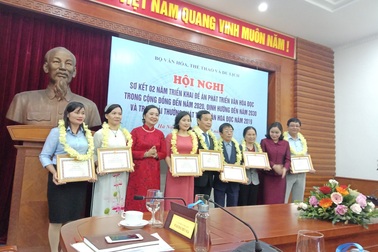 Cô thủ thư đi xin sách cho học sinh nghèo nhận Giải thưởng phát triển văn hóa đọc