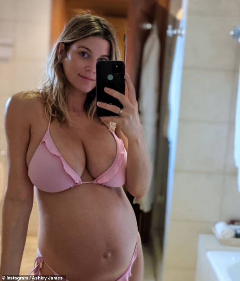 Ashley James liên tục mặc áo tắm khoe bụng bầu - 2 Ashley James liên tục mặc áo tắm khoe bụng bầu - 2