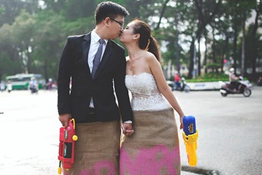 Ảnh cưới độc đáo dùng bao bố và súng nước làm đạo cụ