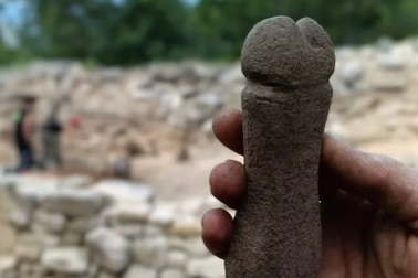 Công dụng bất ngờ của cục đá hình dương vật từ thời Trung cổ