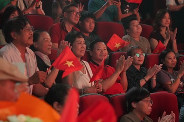Khán giả vẫy cờ, hát Quốc ca khi xem vở diễn của Nhà hát Kịch Việt Nam