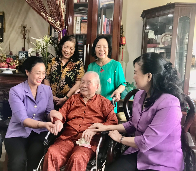 Bộ trưởng Bộ Y tế Đào Hồng Lan và Chủ tịch Công đoàn Y tế Việt Nam Phạm Thanh Bình ân cần thăm hỏi sức khoẻ cụ Doãn Ngọc Trâm.