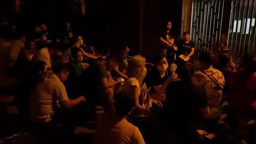 Hà Nội: Phụ huynh xếp hàng xuyên đêm cố giành suất học lớp 10 cho con