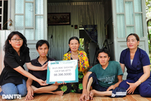 Người mẹ nuôi 2 con bị xương thủy tinh được hỗ trợ gần 100 triệu đồng