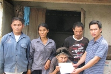 Trao quà cho 3 cụ già ở Nghệ An