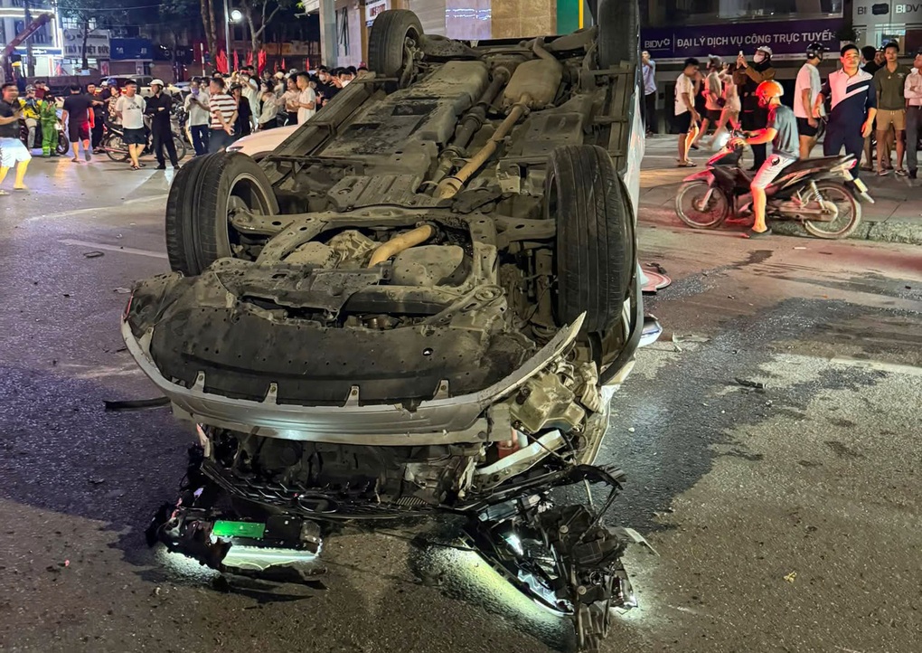 Tài xế lái Lexus tông 5 ô tô và 1 xe máy ở Hà Nội - 2 Tài xế lái Lexus tông 5 ô tô và 1 xe máy ở Hà Nội - 2