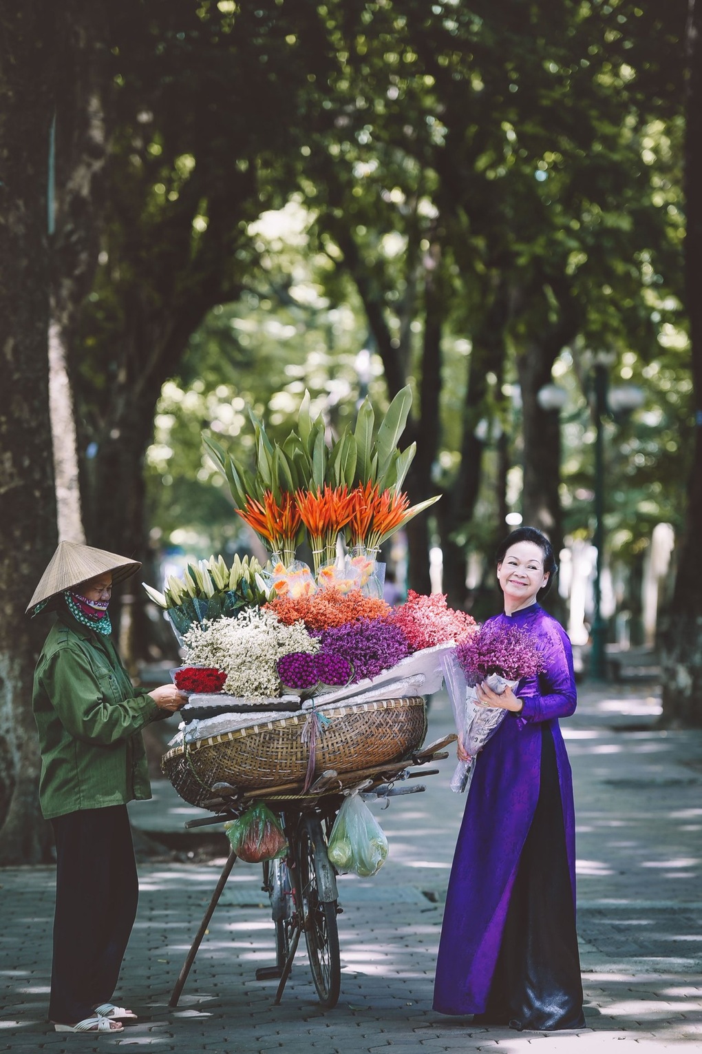 Danh ca Khánh Ly đẹp nền nã với áo dài tím - 4 Danh ca Khánh Ly đẹp nền nã với áo dài tím - 4