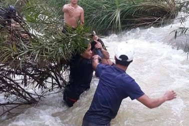 Nhóm thanh niên vượt dòng nước lũ cứu 4 người mắc kẹt giữa sông