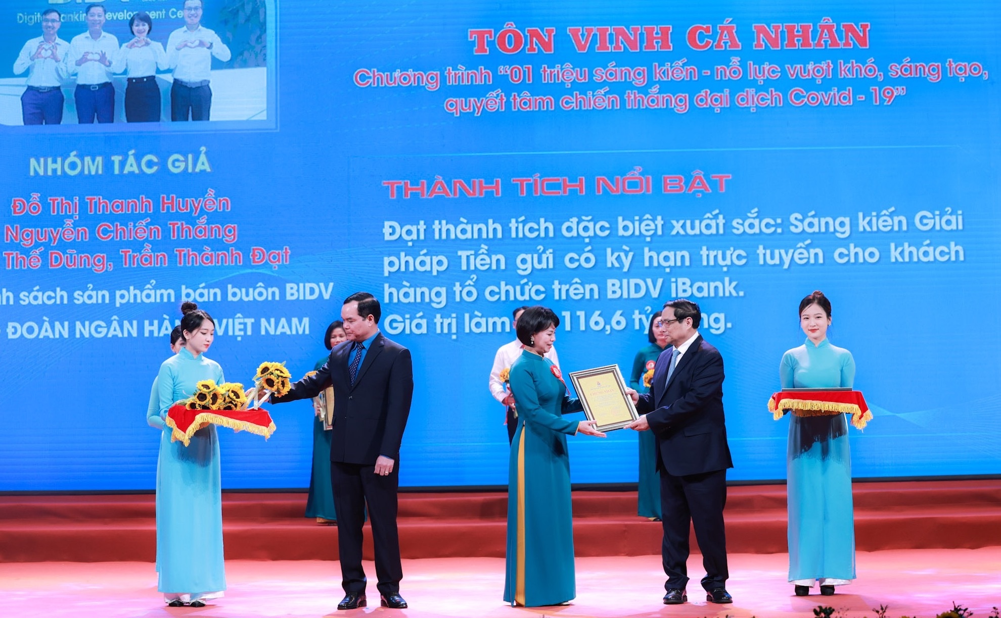 ນາຍົກລັດຖະມົນຕີ: ຂໍ້ລິເລີ່ມທີ່ມີມູນຄ່າຫຼາຍຮ້ອຍຕື້ສະແດງໃຫ້ເຫັນຄວາມສະຫລາດຂອງຄົນງານຫວຽດນາມ - 2 Thủ tướng: Những sáng kiến trị giá trăm tỷ thể hiện trí tuệ lao động Việt - 2