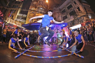 Giới trẻ Hà thành phấn khích với đêm nhạc truyền thống kết hợp hiện đại