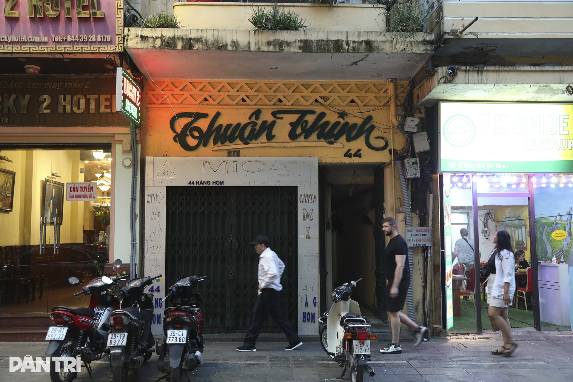 Những biển hiệu vang bóng một thời trên phố cổ Hà Nội - 4 Những biển hiệu vang bóng một thời trên phố cổ Hà Nội - 4