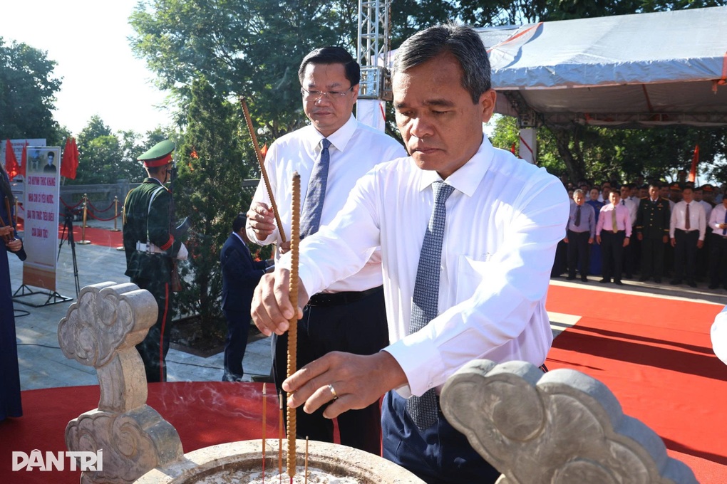 Dâng hương mộ cụ Huỳnh Thúc Kháng trên núi Thiên Ấn - 1