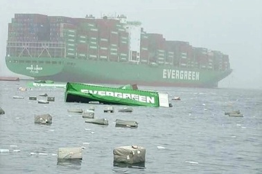 Hai tàu Evergreen gặp nạn, loạt container rơi xuống biển