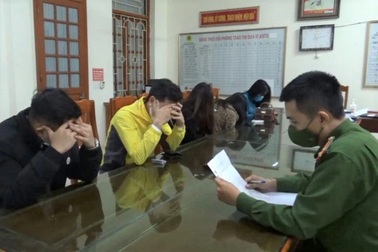 Quán karaoke điều nhân viên nữ phục vụ khách bất chấp lệnh cấm