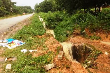 Đau đớn tiễn bé trai bị nước cuốn trôi về nghĩa trang